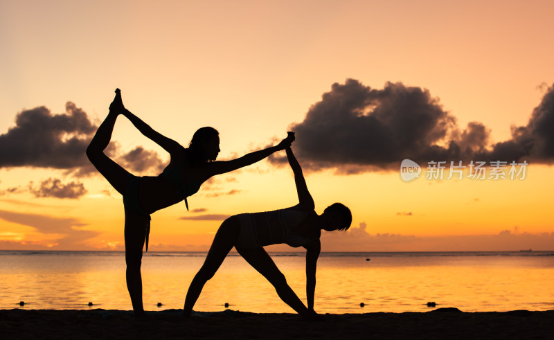 海边夕阳美女瑜伽健身剪影