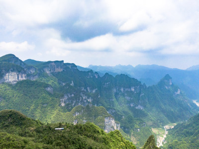 祖国壮丽山河湖南张家界奇山