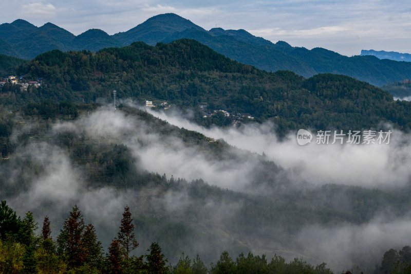 重庆酉阳：青山白纱俏村庄