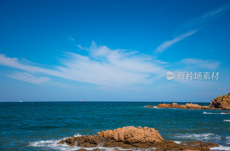 蓝天白云下天空海岸线自然风景