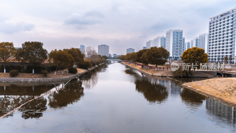 城市中的河流两岸高楼林立的景象