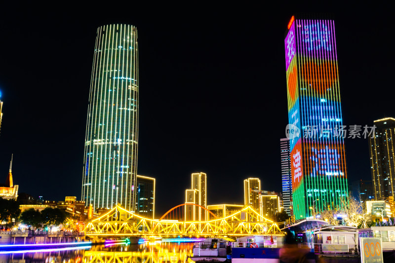 天津市津湾广场海河边解放桥夜景