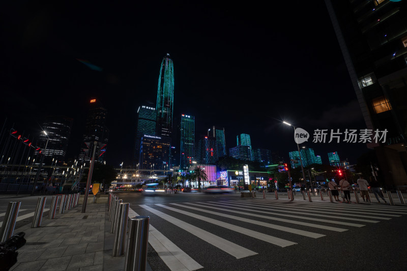 城市街道夜景下的高楼与车流光轨