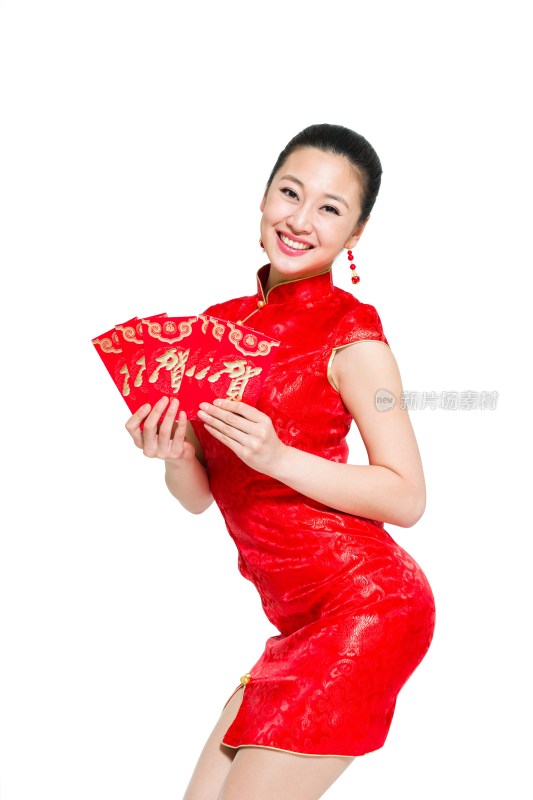 棚拍穿红色旗袍的年轻女人拿着红包