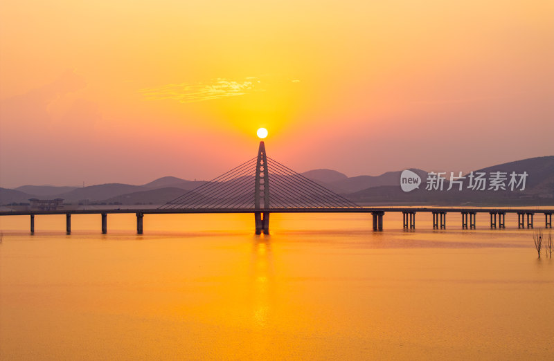 枣庄庄里水库夕阳余晖下的桥梁