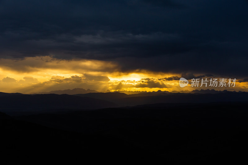 山峰日落时天空映衬的剪影景观