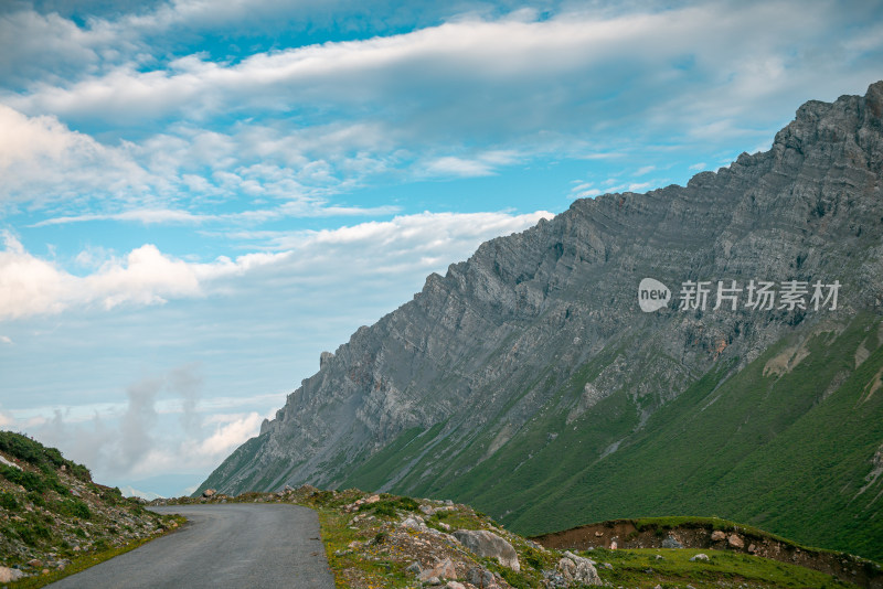 蓝天白云草原山峰公路