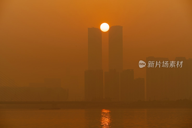 城市夕阳下的高楼剪影