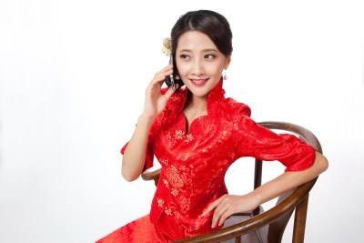 棚拍身穿中国传统服装的年轻女人打电话