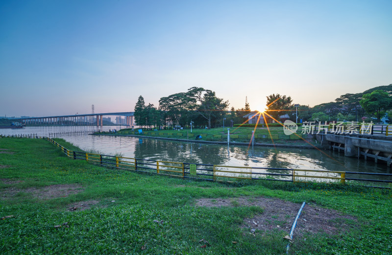 广州番禺大学城露营地绿色草地与珠江大桥