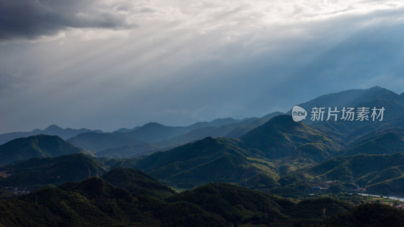 日落时耶稣光照在群山的美丽风景