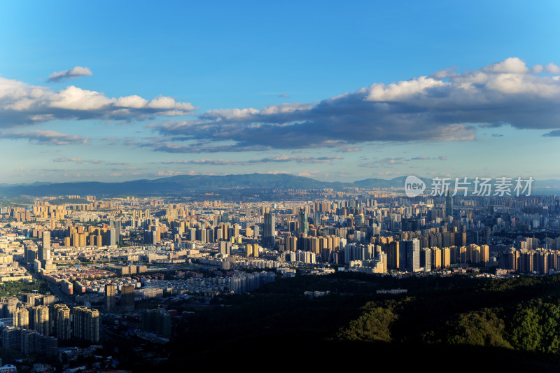 山顶俯瞰城市全景风光