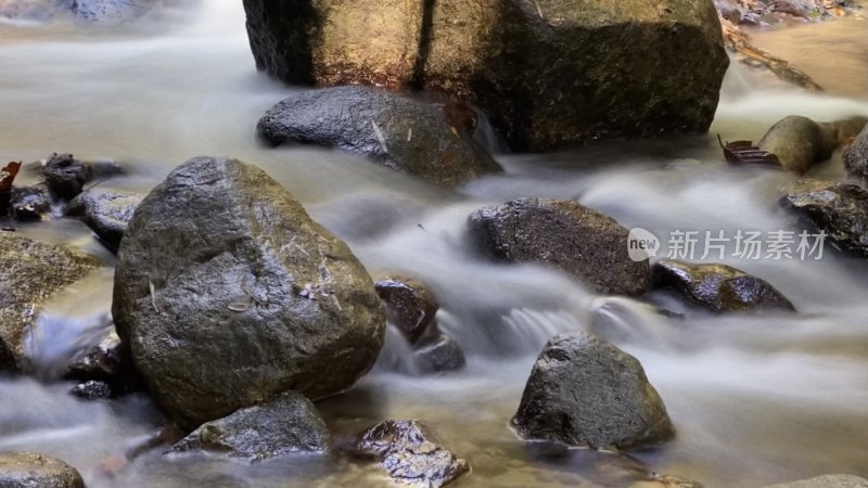 山间溪流中的岩石