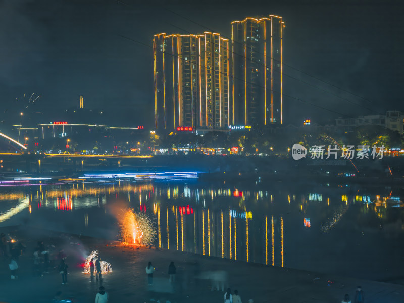 城市江畔璀璨夜景与烟花共舞