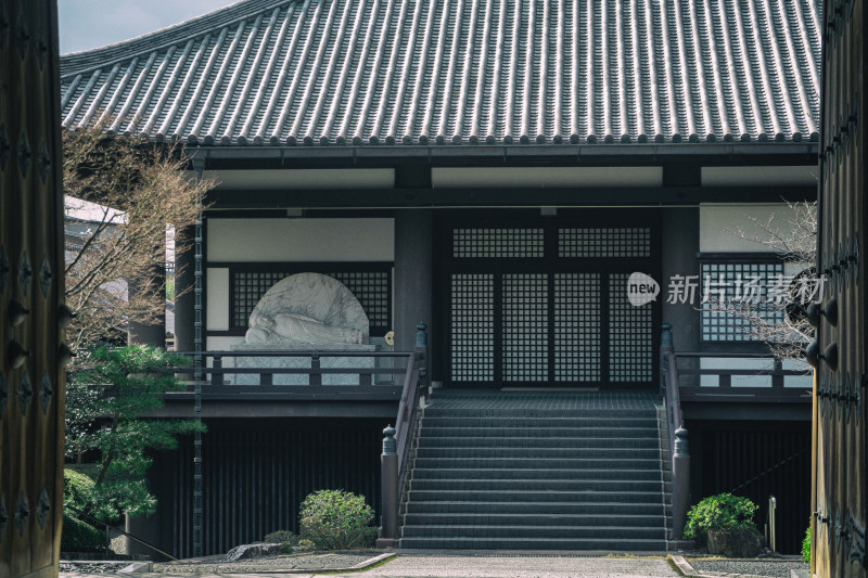 日本京都寺院里的卧佛石像