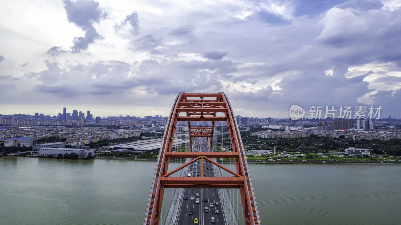 航拍广州新光大桥横跨水面的城市景观