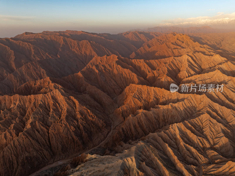 新疆南疆阿克苏温宿大峡谷天山托木尔峰航拍