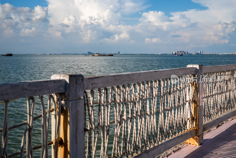 晴朗的午后，广西北海外沙岛海上观光平台