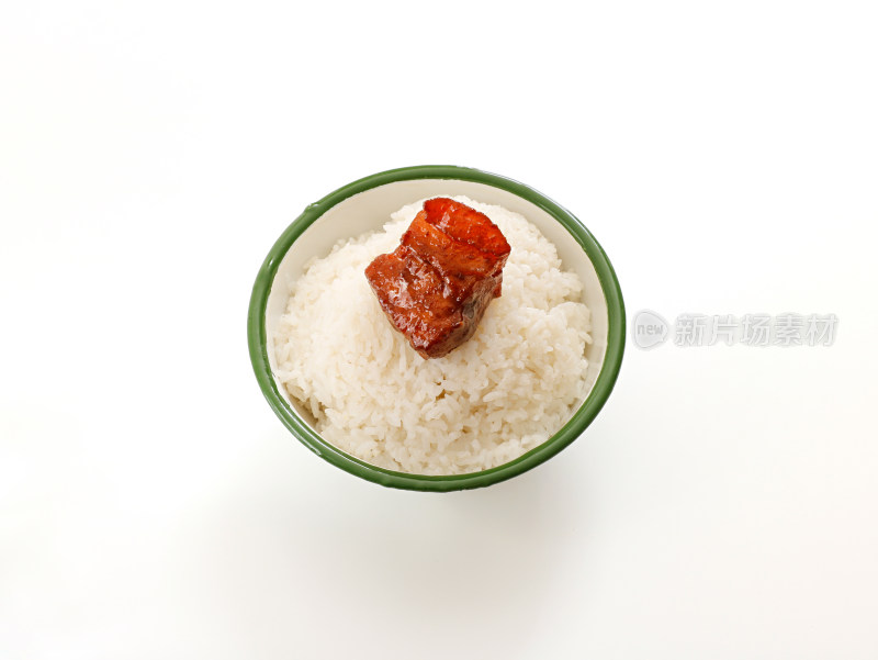 白色桌面上的中餐美食大米饭和一块红烧肉