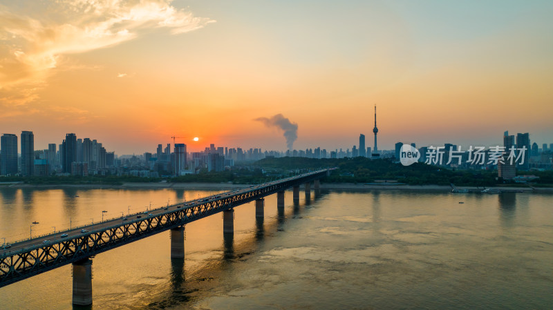中国武汉地标建筑龟山电视塔与长江大桥