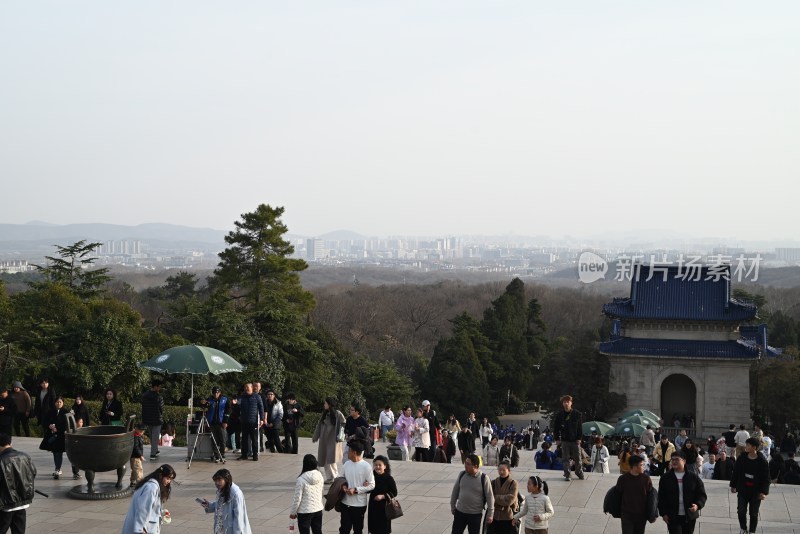 景区人群与古建筑远景