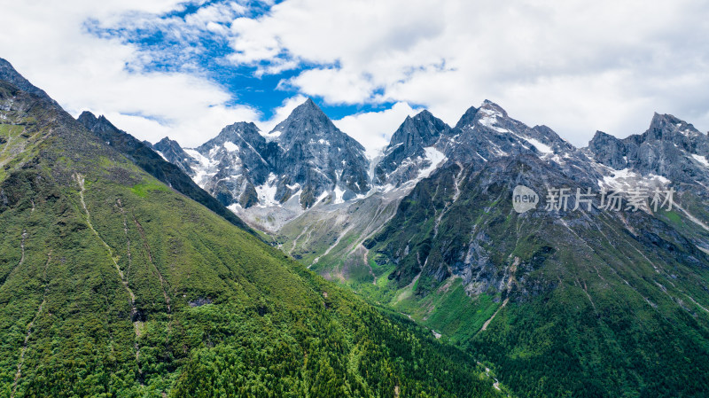 四川阿坝理县毕棚沟景区的雪山