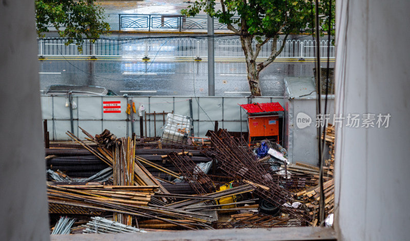 城市雨中工地里堆积的建筑材料