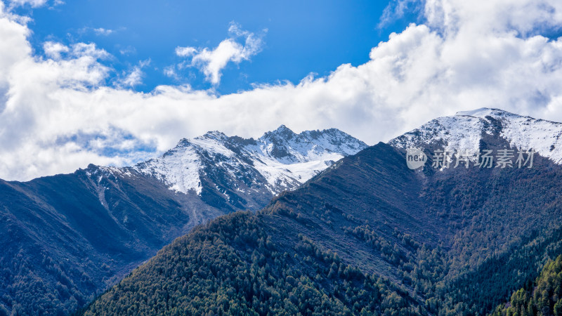 四川阿坝四姑娘山附近的雪山