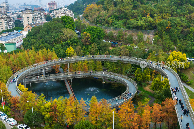 福州福道行人漫步山林间环形步道