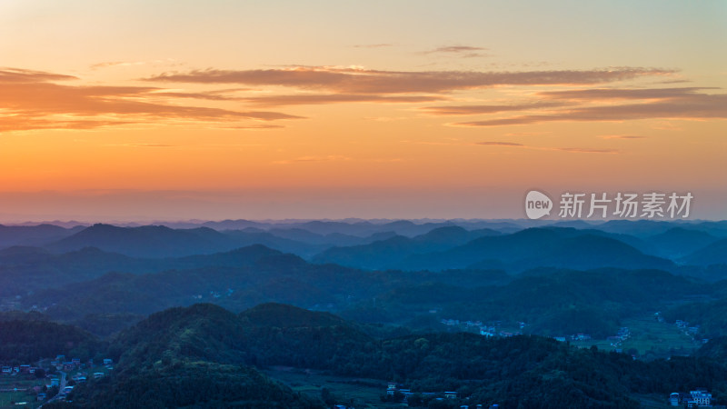 夕阳下四川德阳苍山镇丘陵地区的乡村农田