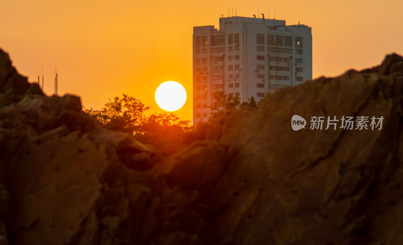 青岛太平角公园，夕阳下的城市高楼剪影