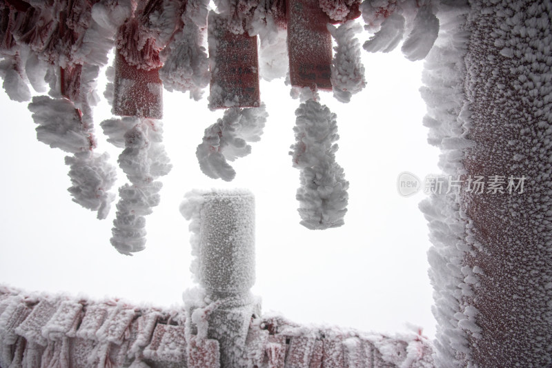 寒冷冬天冰雪霜冻的古建筑房檐走廊