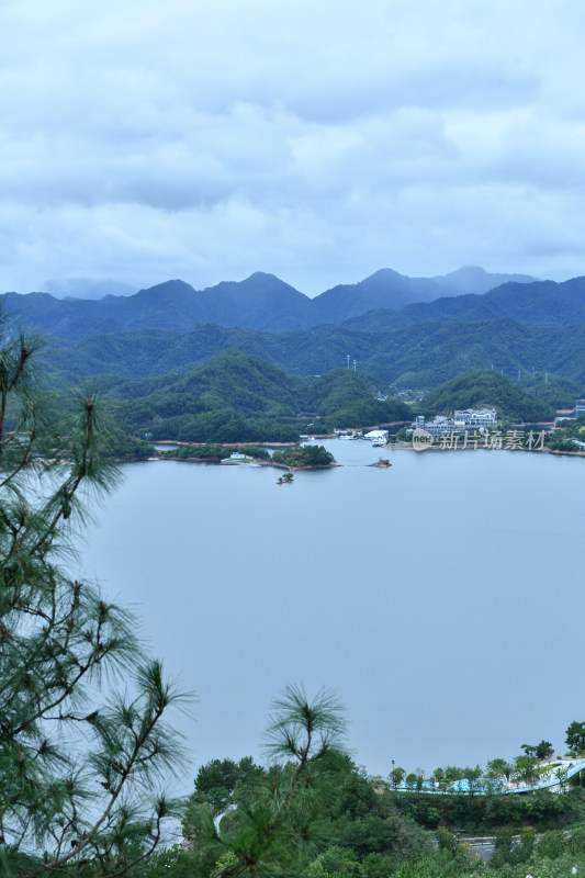 天屿山顶俯视千岛湖大桥，千岛湖自然风光