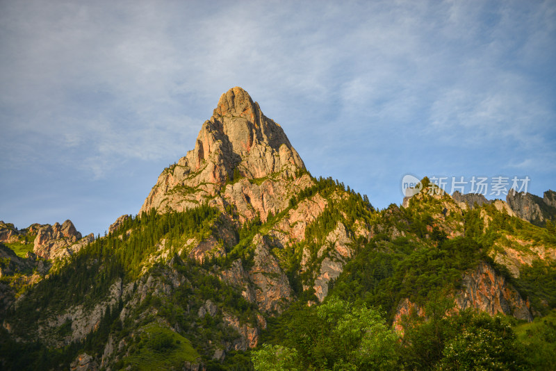 蓝天白云山峰