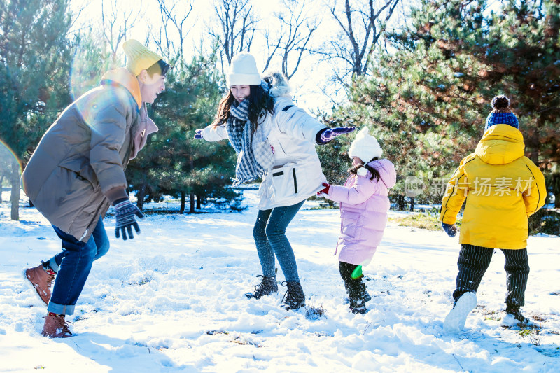 快乐的一家人在雪地里做游戏