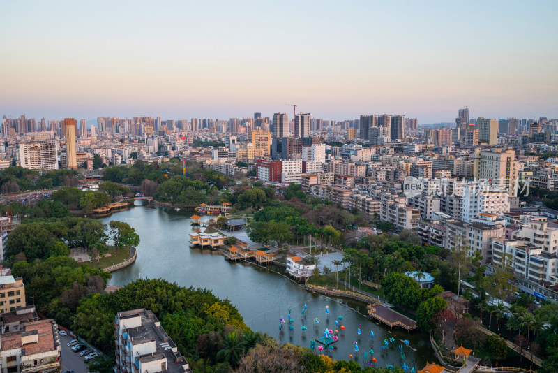 城市中湖泊与周边建筑的航拍全景