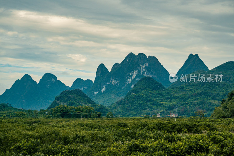 夏天的广西桂林山水甲天下，喀斯特地貌