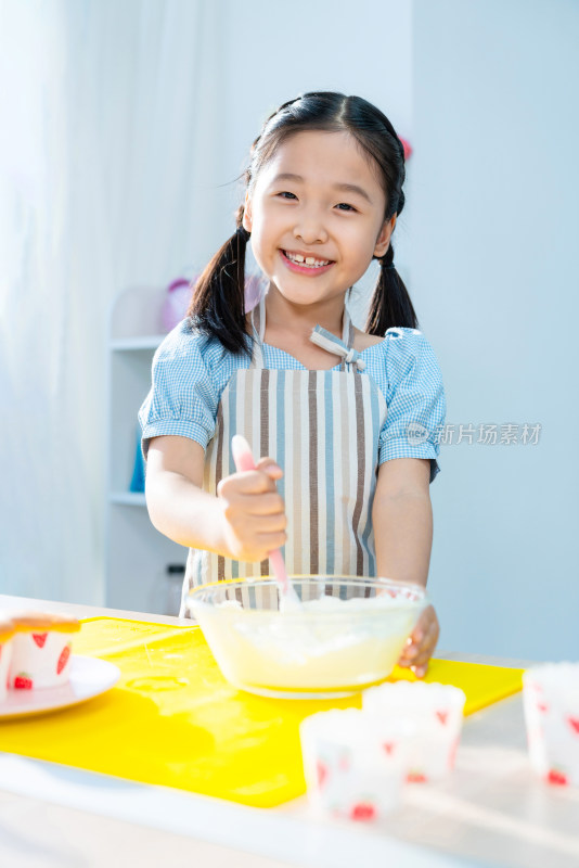 快乐的小女孩制作糕点