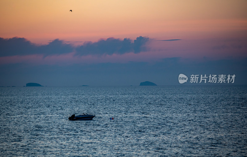 山东烟台东山栈桥海上日出前的朝霞景观