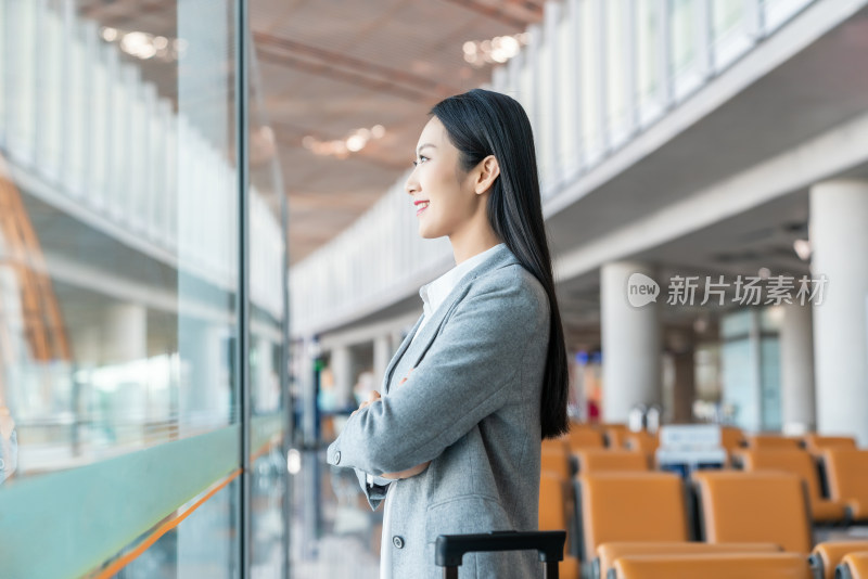 商务女士在机场候机