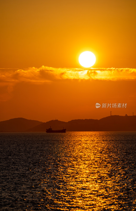 山东烟台东山栈桥海上日出海天相接一色景观