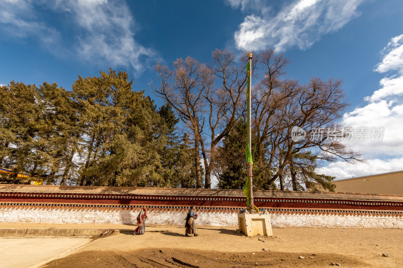 蓝天白云下的阿坝各莫寺寺院建筑