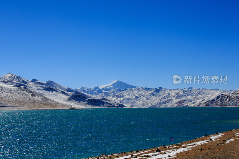 中国西藏羊卓雍措湖羊湖冬季雪景