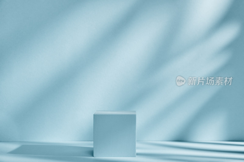 浅蓝色背景下的立方体展示素材