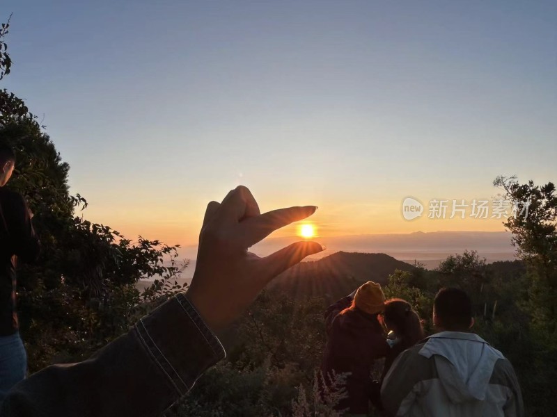 户外山林中观赏日出的人群