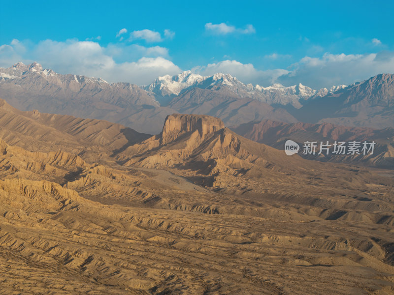 新疆南疆阿克苏温宿大峡谷天山托木尔峰航拍