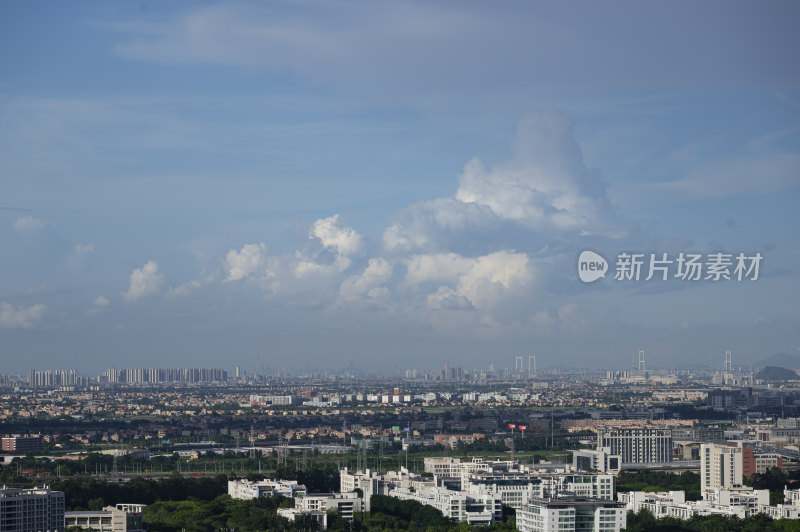 壮阔天空漂亮云层下的城市大景