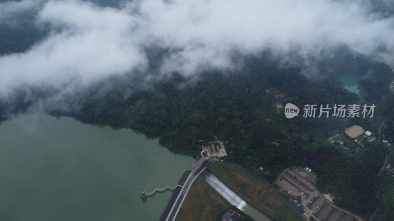 广东东莞：雨后银瓶山上空出现云海