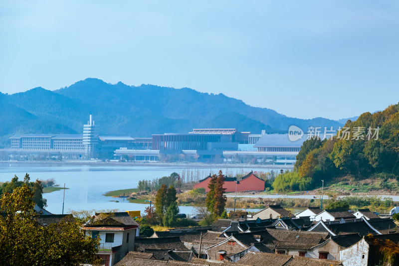 宁波院士中心上俯瞰东钱湖风景