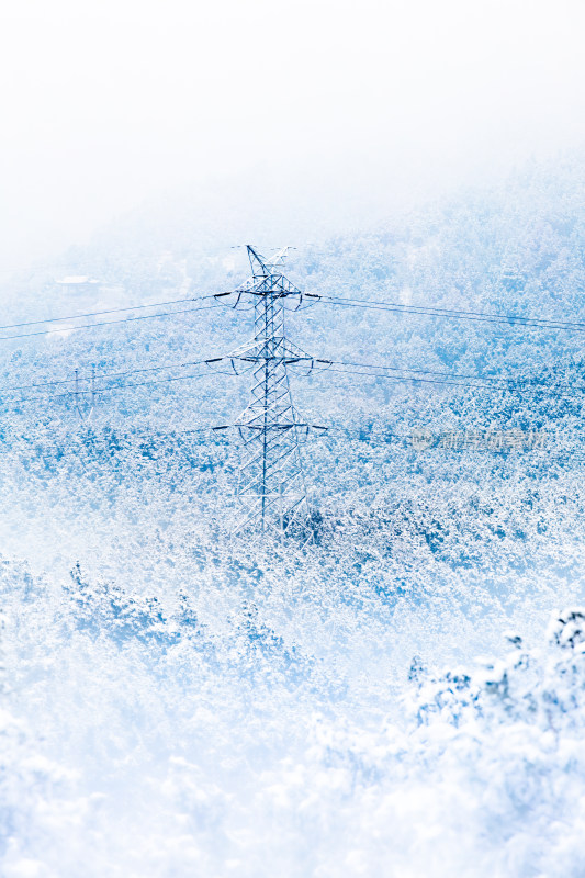 济南佛慧山雪中电力塔